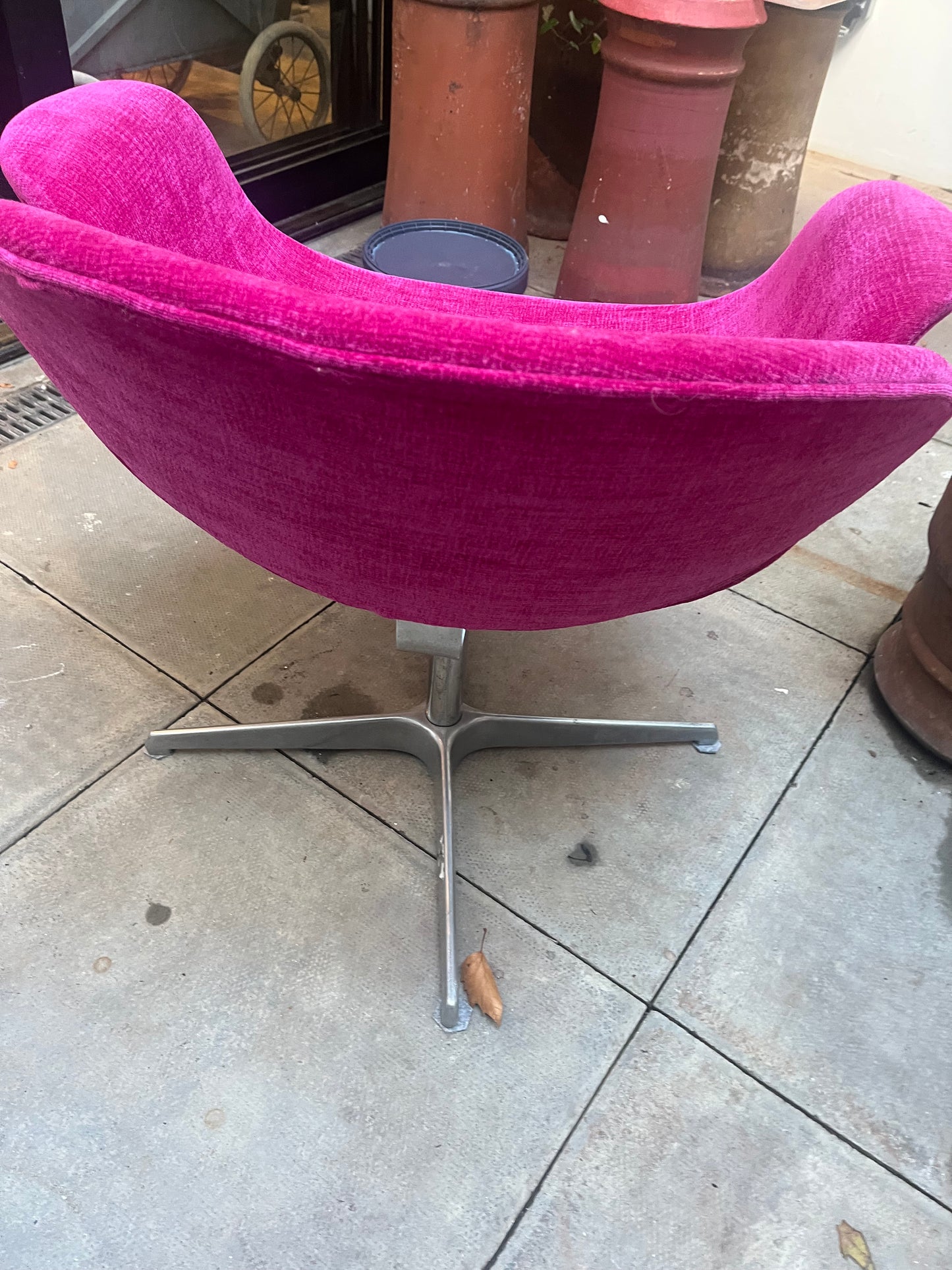 Tulip chair in cerise velvet