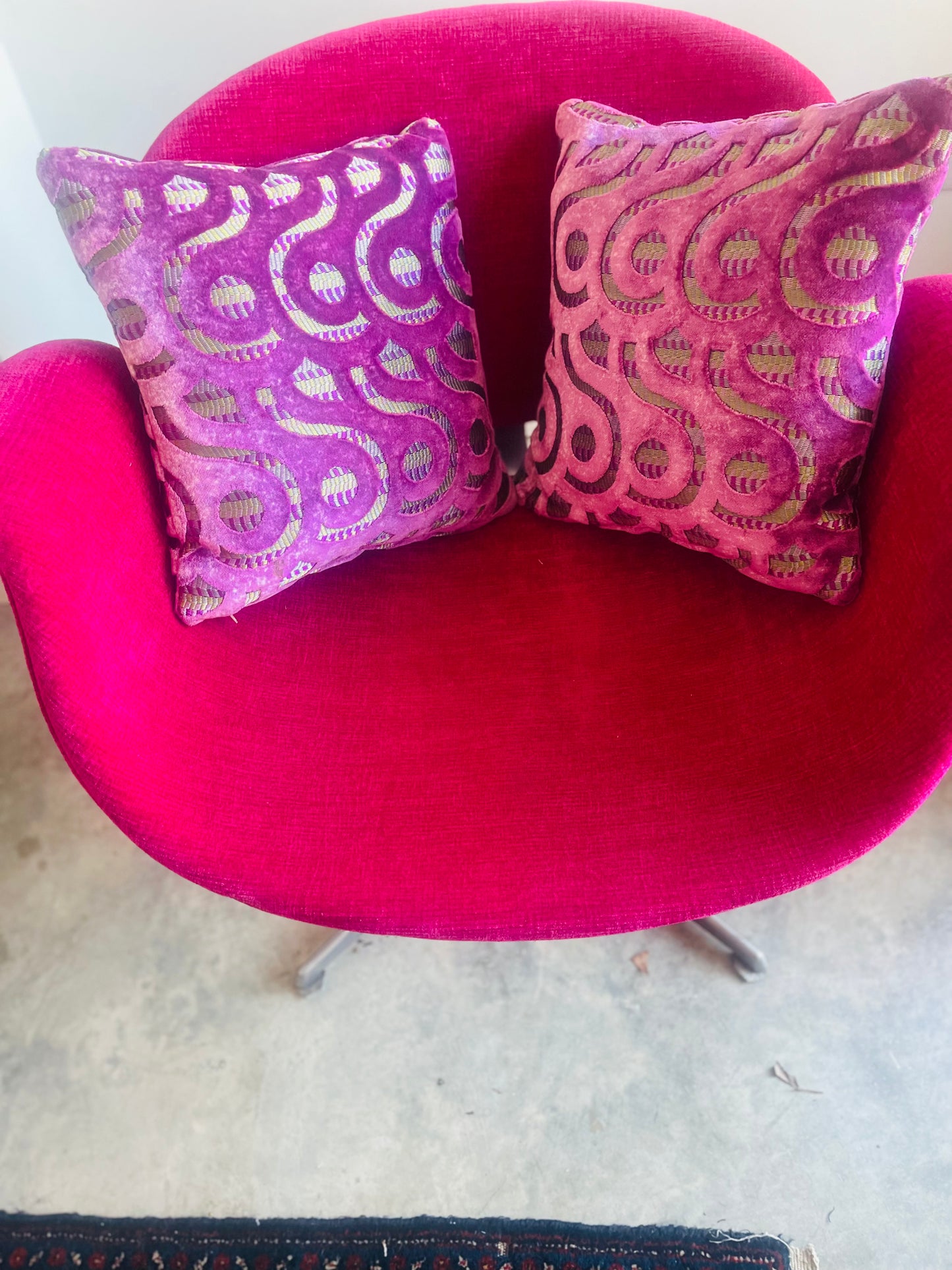Tulip chair in cerise velvet