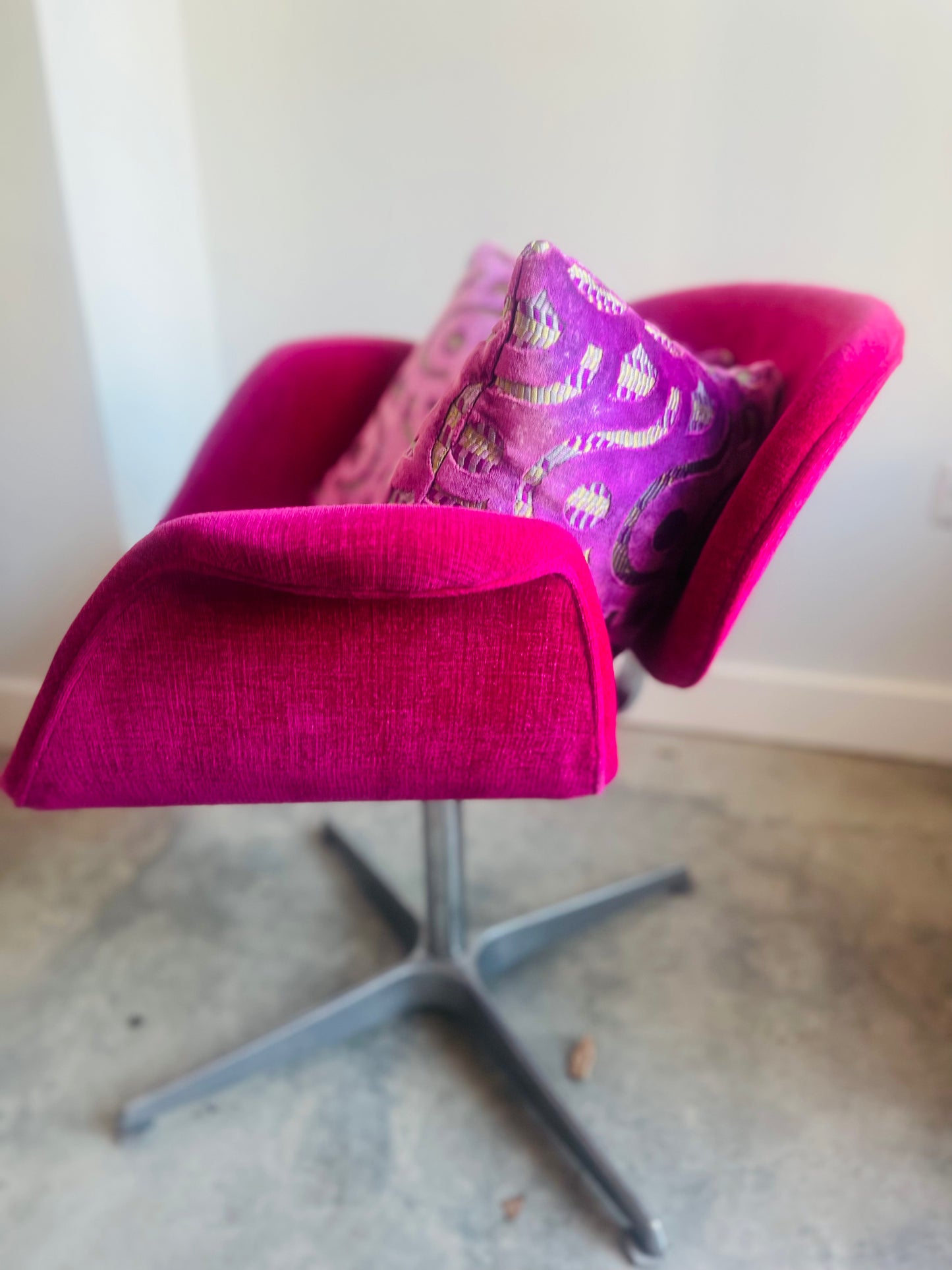 Tulip chair in cerise velvet