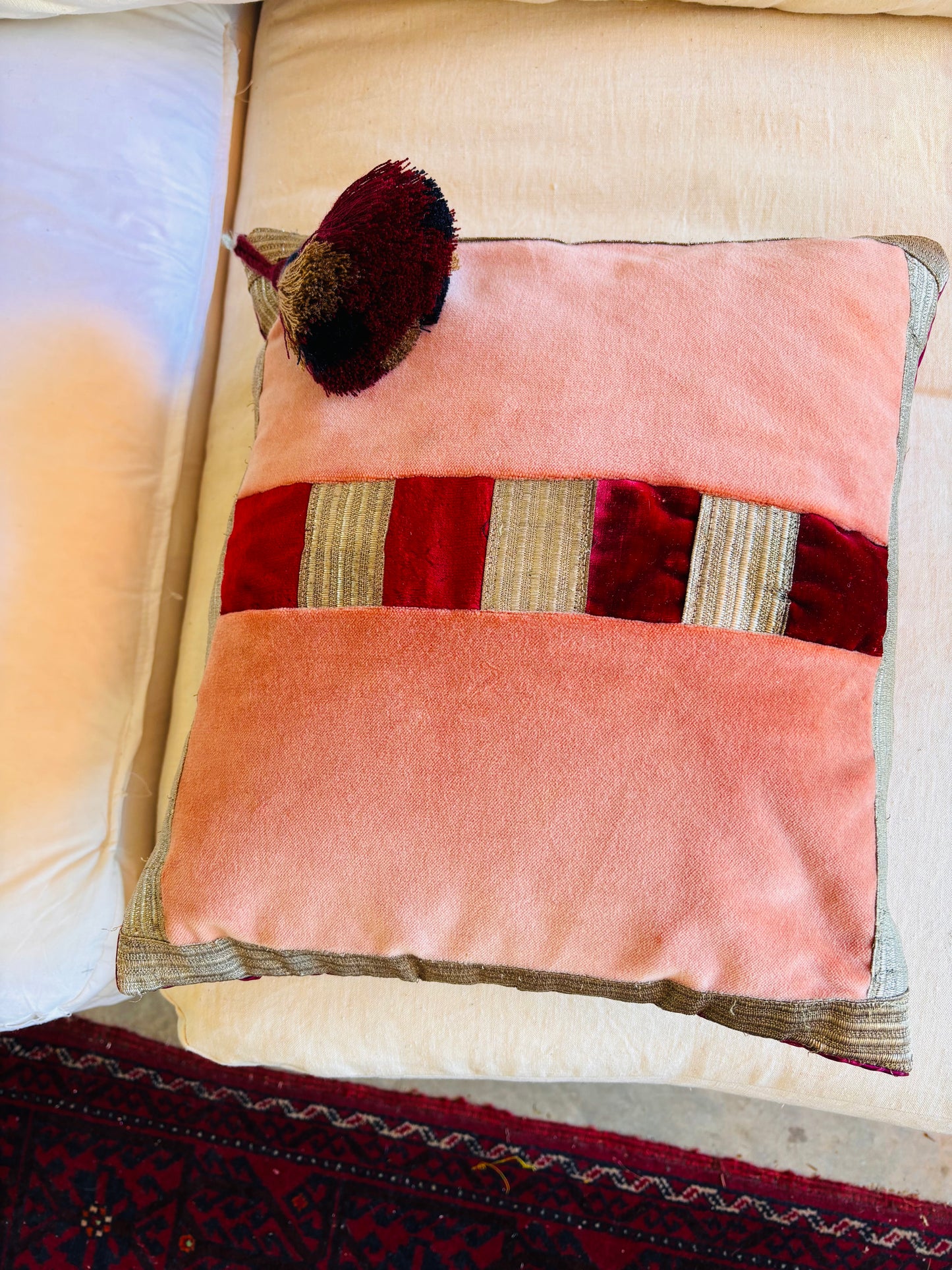 Pink velvet cushion with tassel - Marie Antoinette