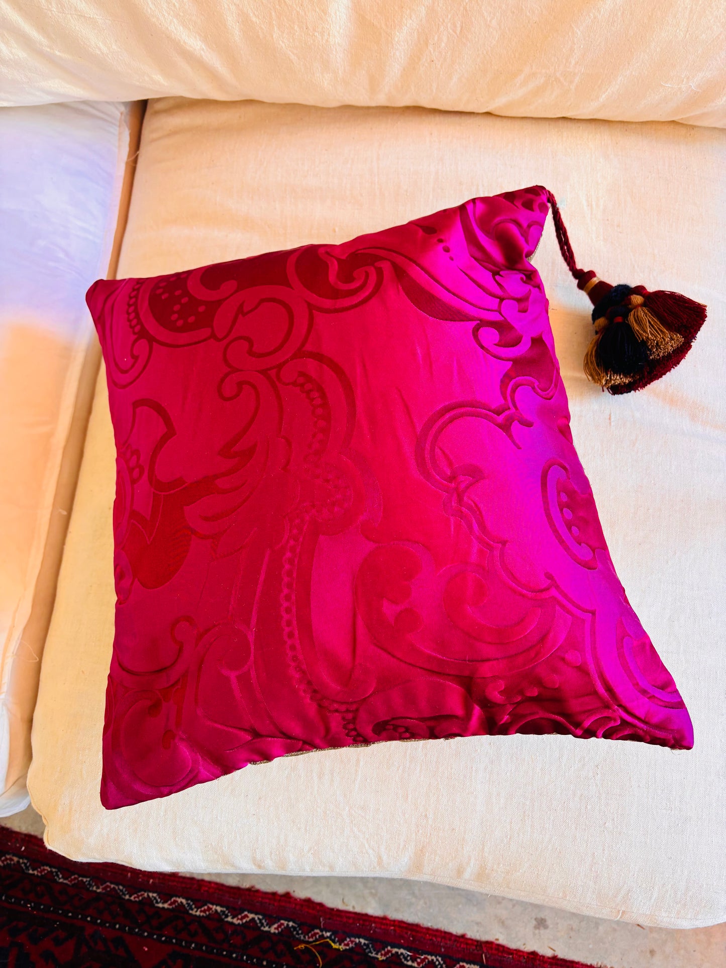 Pink velvet cushion with tassel - Marie Antoinette